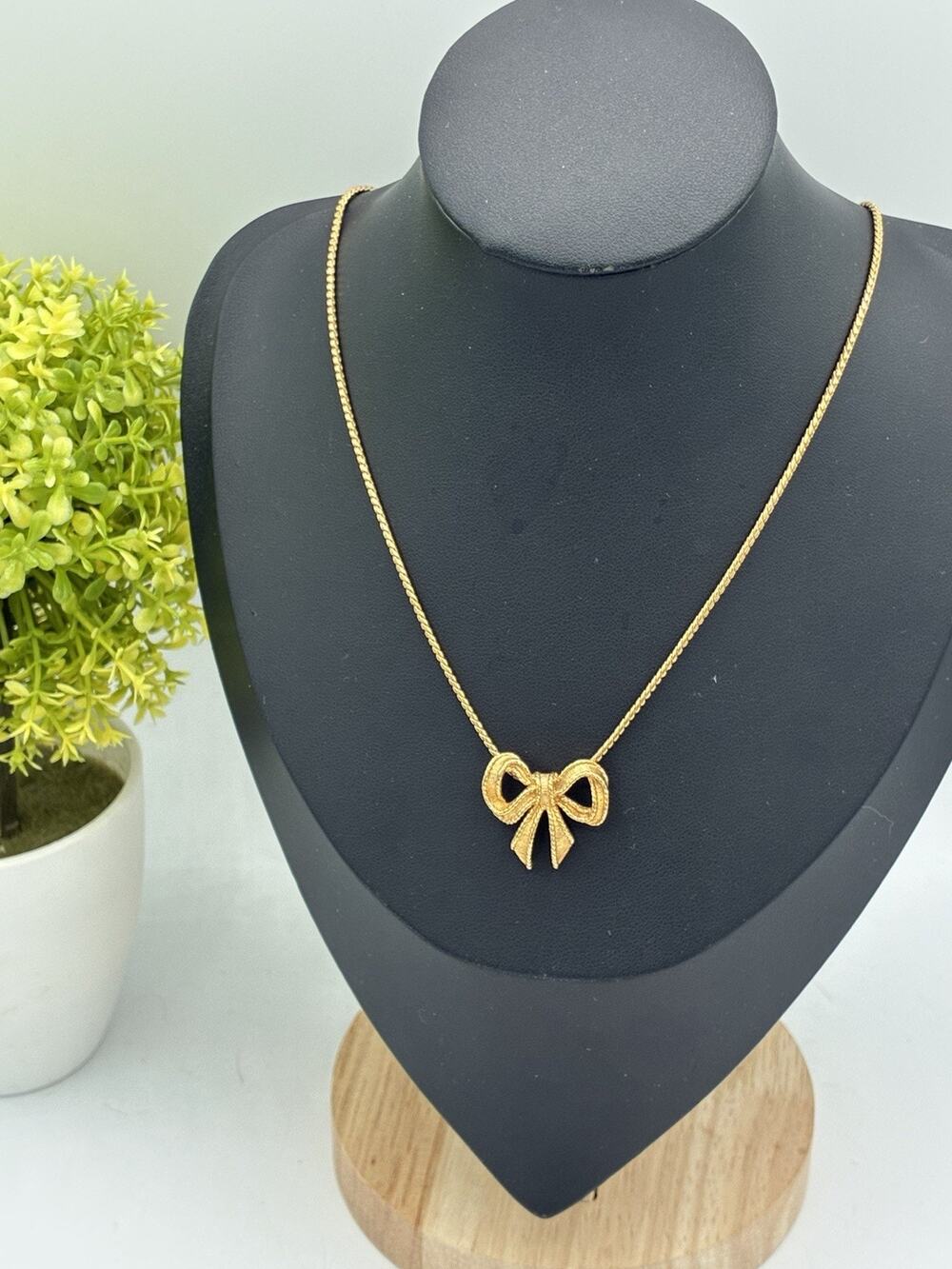 Avon Gold Tone Bow Pendant Necklace Rope Texture Foxtail Chain Signed